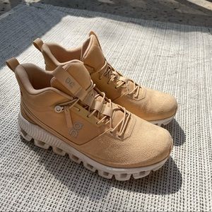 On Cloud Hi Women’s Athletic Shoes size 9